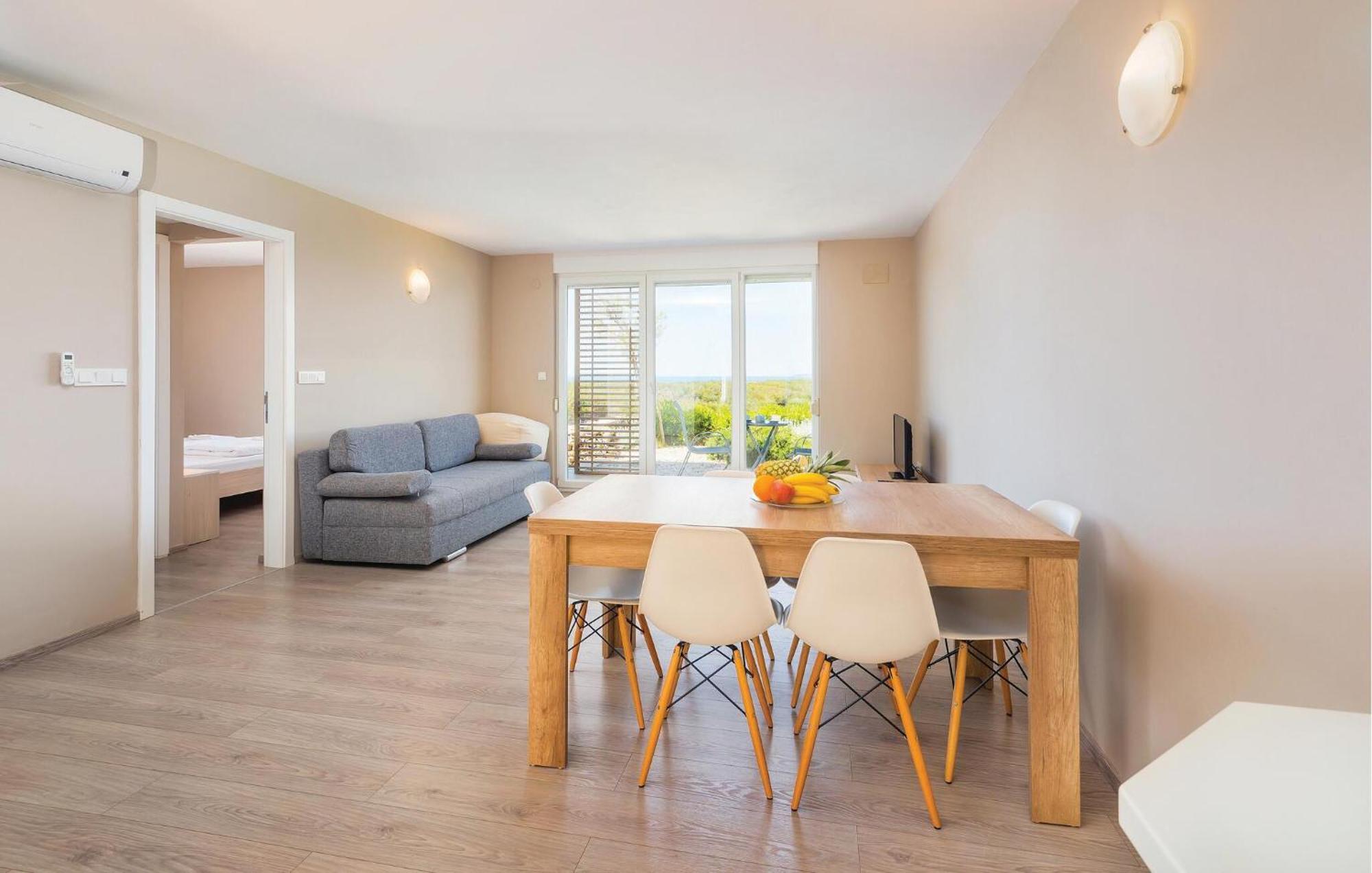 Two-Bedroom Apartment in Povljana Buitenkant foto